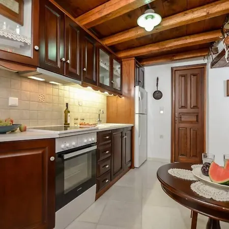 Traditional Castle House Ii בית נופש