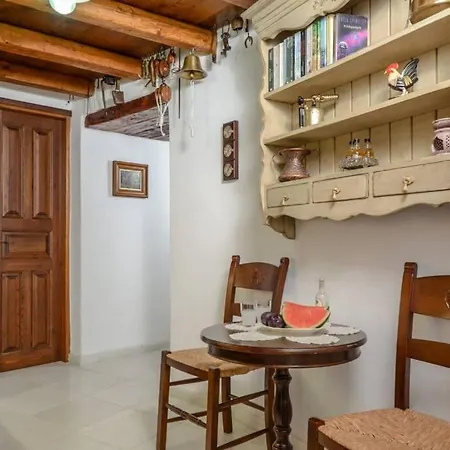 Traditional Castle House Ii בית נופש *