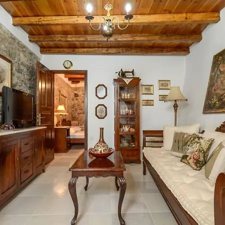 Traditional Castle House Ii בית נופש *