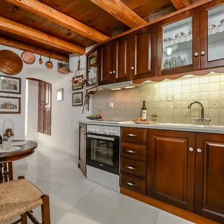 Traditional Castle House Ii בית נופש *
